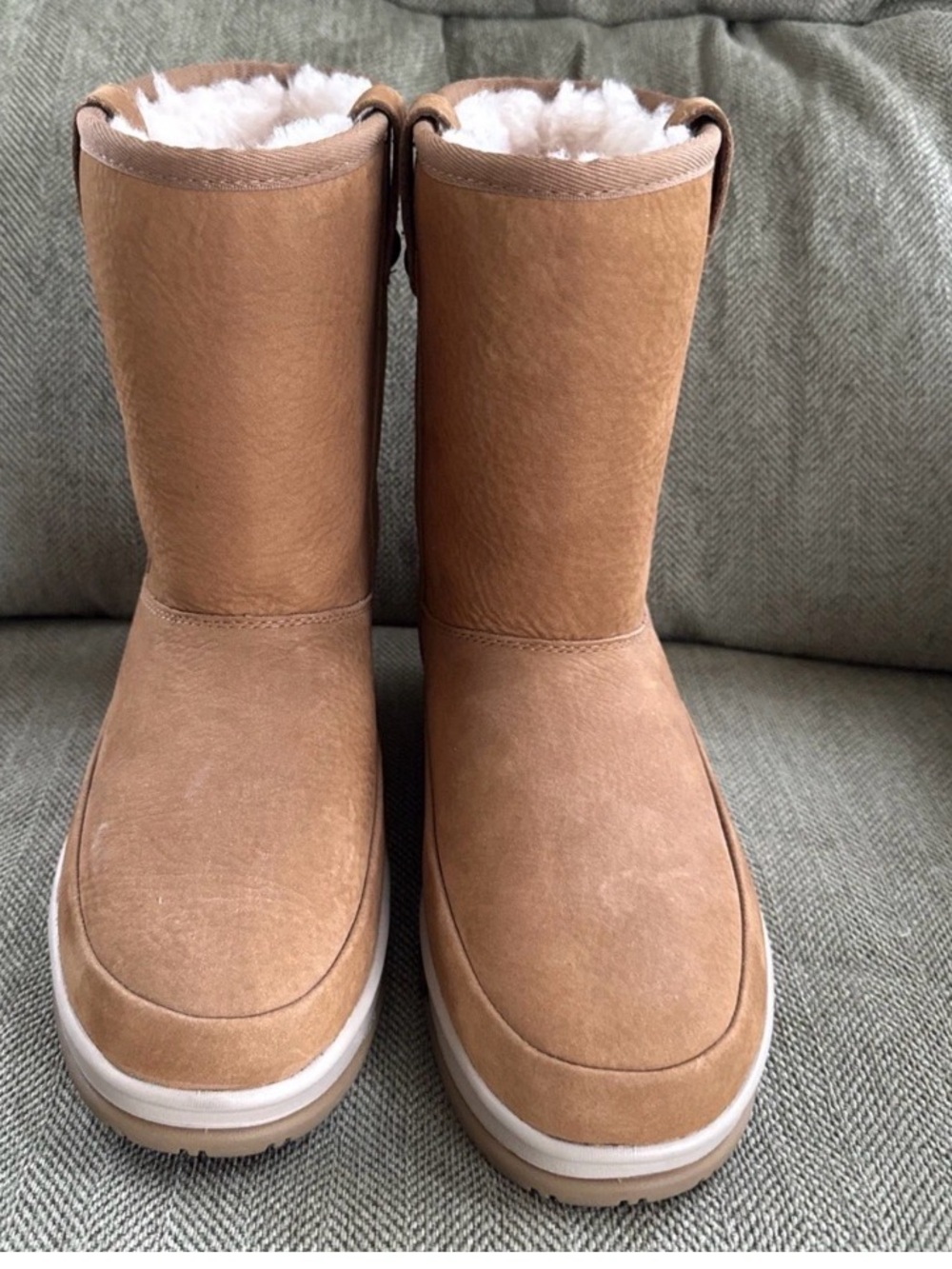 UGG Chestnut Suede Boots with Cream Shearling Size 6 Brand New
